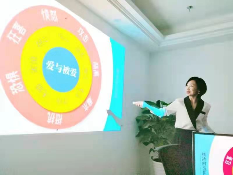【心理学分享会】 彩之灵心理赴某连锁美容机构开展心理学分享会